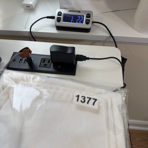 J McLaughlin Jeans Size 10 White Tapered Leg Gold Buttons 5 Pocket - Picture 11 of 13